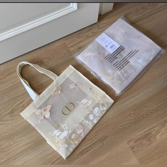 Dior Cream Tote with Floral Embroidery - Picture 6 of 11